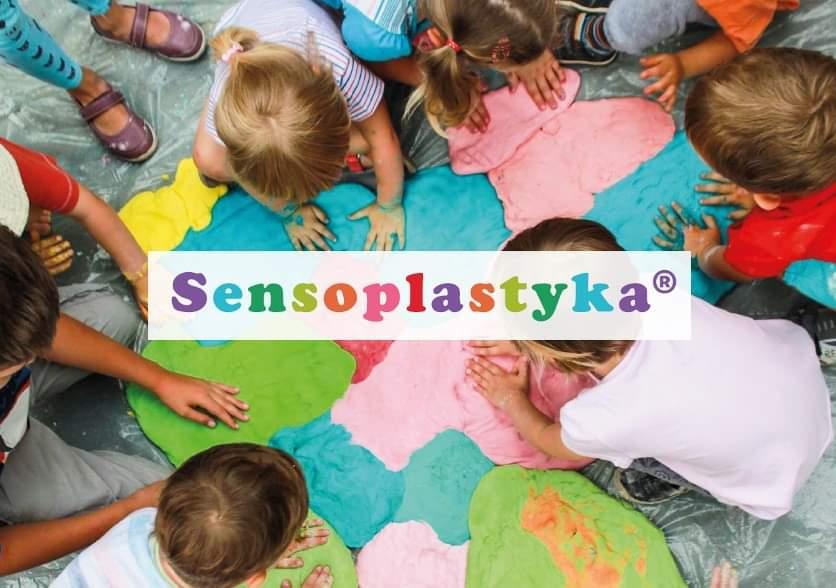 Dużo dzieci na kolorowym materiale sensorycznych, kolorowa ciastolina 