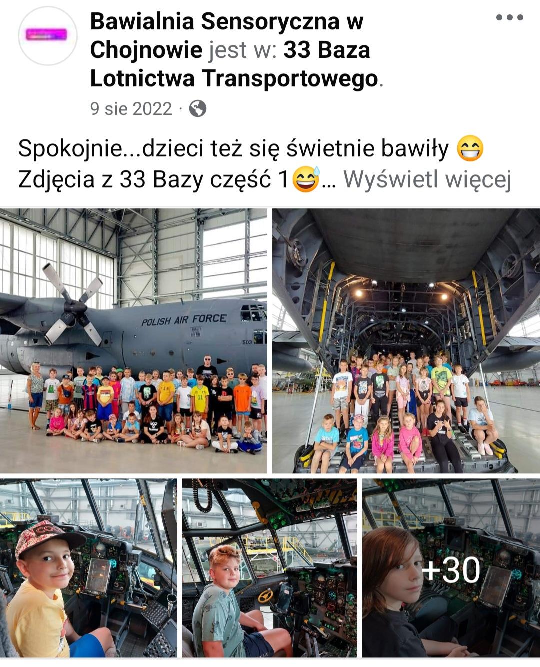 Dzieci w bazie wojskowej, zdjęcie grupowe przy samolocie i wewnątrz 